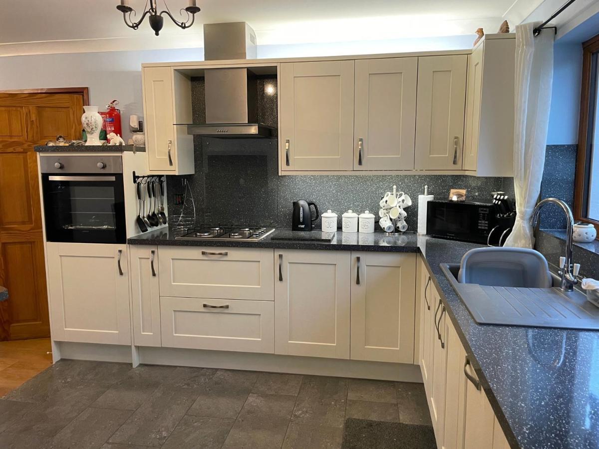 Dyffryn Taf - Spacious 3 Bedroom Bungalow Close To Amenities St Clears Exterior photo